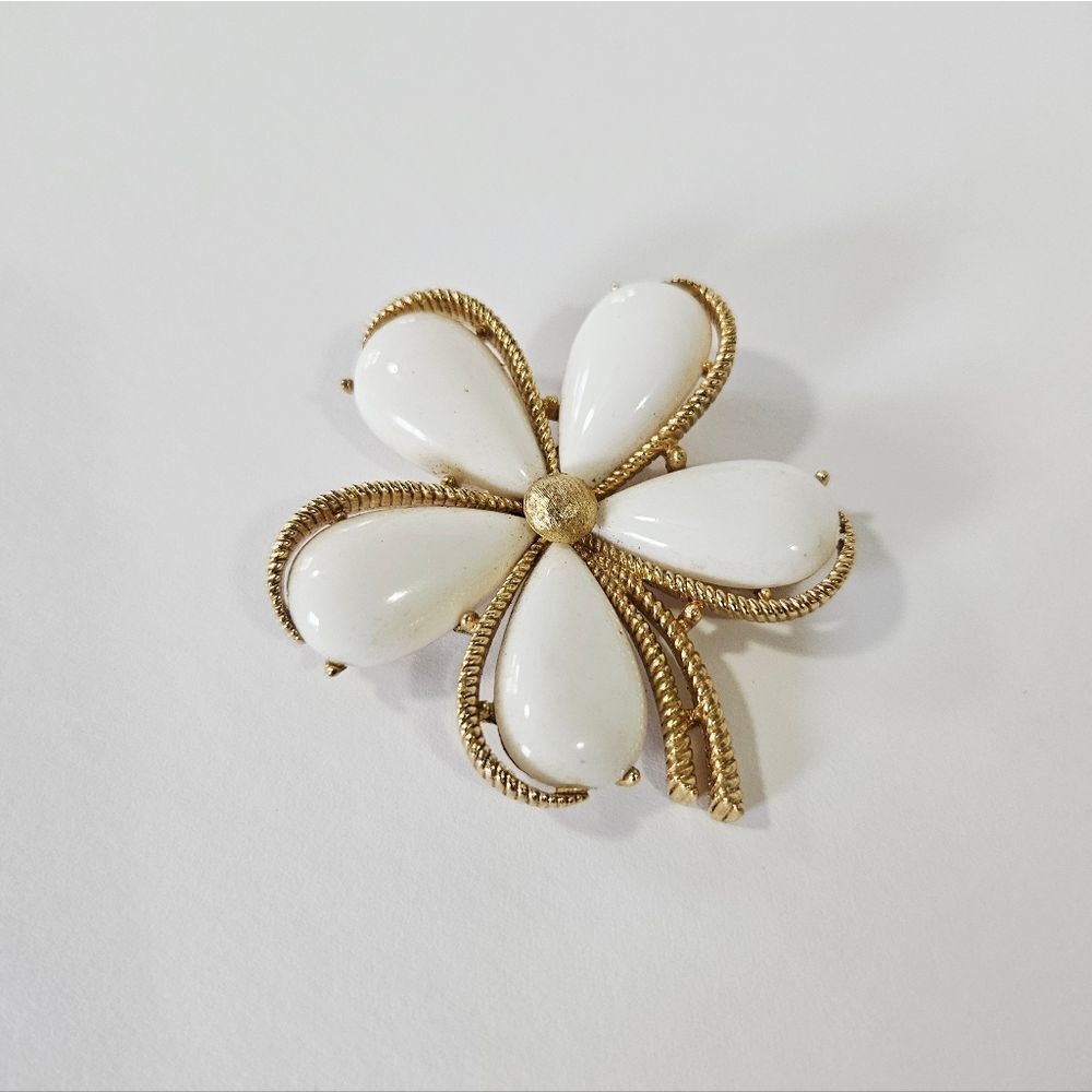Vintage Crown Trifari Signed Textured Gold Tone White Lucite Flower Brooch Pin